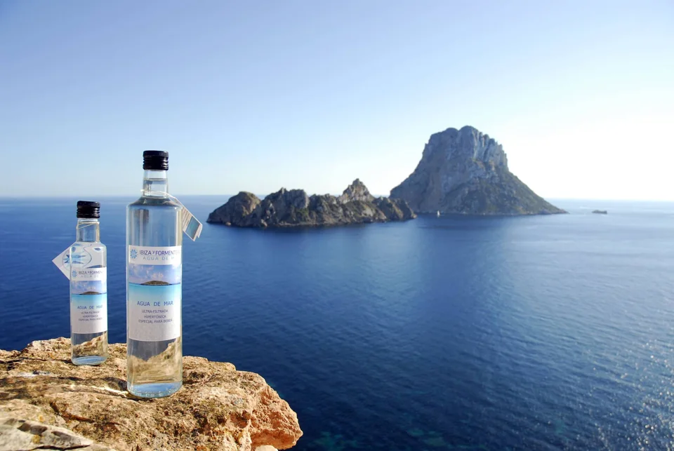 Botellas de Deep Sea Water frente a Es Vedrà